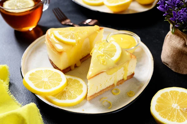 Nybakad Hemlagad Citroncheesecake Med Citroncurd Och Citronskivor — Stockfoto