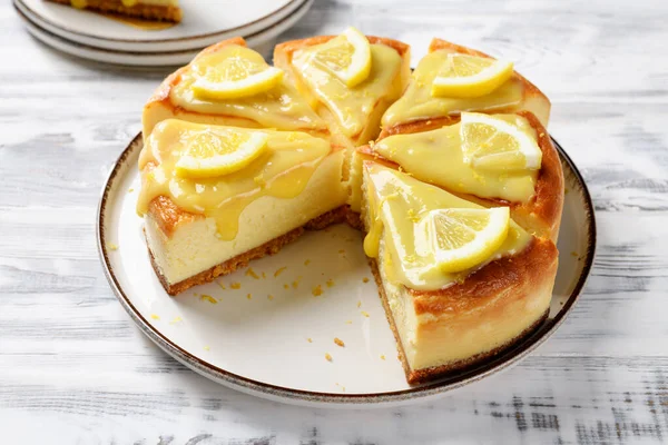 Skivad Färsk Bakad Hemlagad Citroncheesecake Med Citroncurd Och Citronskivor — Stockfoto