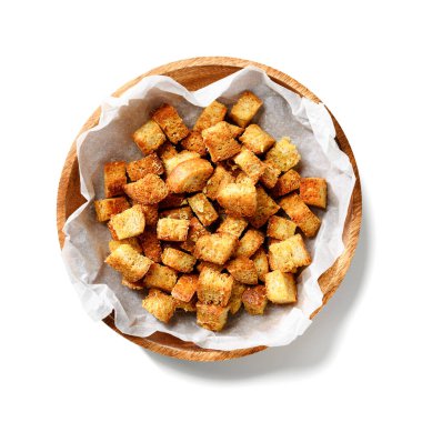 Beyaz arka planda izole edilmiş parmesan peynirle tatlandırılmış ev yapımı çıtır çıtırlar.