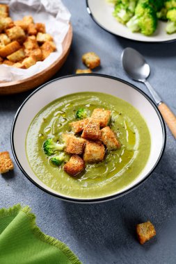 Bir kase taze brokoli kremalı çorba ve kızarmış ekmek..