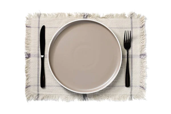空盘子 黑色刀叉在纺织品餐巾纸上 白色背景隔离 顶部视图 — 图库照片