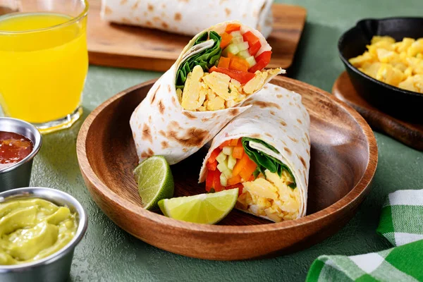 Zelfgemaakte Ontbijt Burrito Met Verse Groenten Verschillende Sauzen Voor Een — Stockfoto