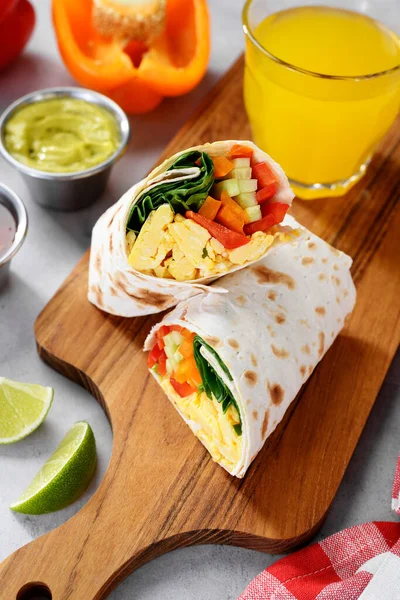 Zelfgemaakte Ontbijt Burrito Met Verse Groenten Verschillende Sauzen Voor Een — Stockfoto