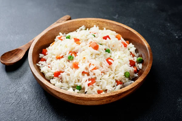 Ξύλινο Πιάτο Λαχανικά Τηγανητό Ρύζι Υγιεινό Χορτοφαγικό Φαγητό Σκούρο Φόντο — Φωτογραφία Αρχείου