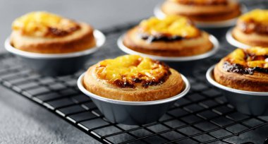 Geleneksel Portekiz kekleri veya yumurtalı tart 