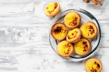 Pastel de nata veya Portekiz yumurtalı turtası. Çıtır börek hamurlu küçük tart ve kremalı krema, üst manzara.