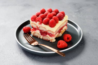 Taze ahududu ve mascarpone peynirli yaz tiramisu tatlısı.