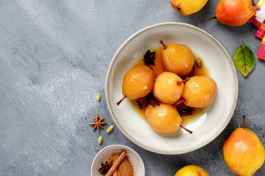 Baharatlı haşlanmış armut. Lezzetli tatlı, harika manzara.