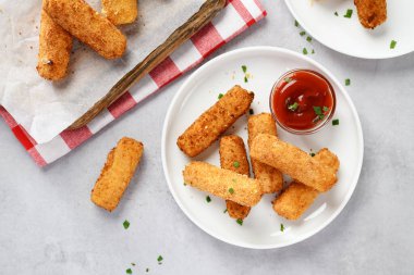 Domates soslu kızarmış mozzarella peyniri çubukları. Üst görünüm