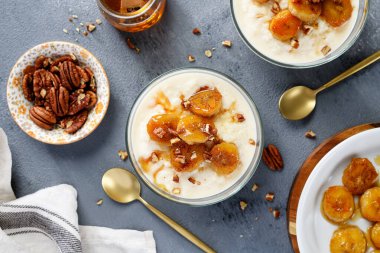 Karamelli muz, bal ve fındıklı taze pirinç pudingi. en üstteki görünüm