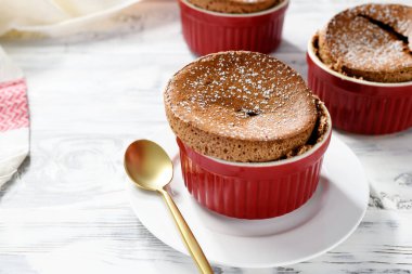 Taze pişmiş çikolatalı sufle pudra şekerli, Fransız tatlılı. beyaz tahta arkaplan