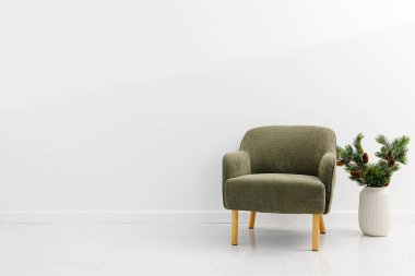 Minimalist iç kabine ya da oturma odası. Yeşil modern koltuk ve vazo bitkisel, ev tasarımı beyaz duvarlı .
