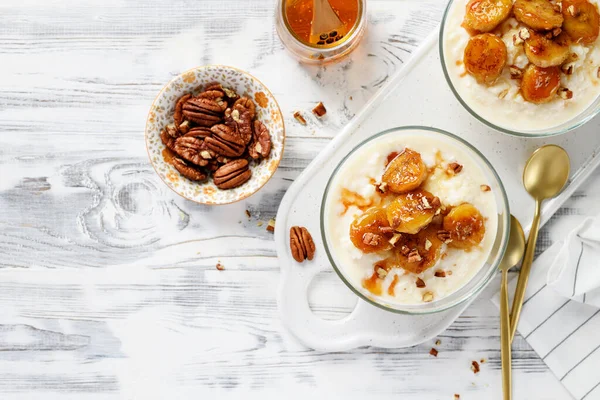 Karamelli muz, bal ve fındıklı taze pirinç pudingi. en üstteki görünüm