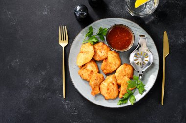 Hamurda kızartılmış tavuk göğsü ya da acı soslu nugget. en üstteki görünüm