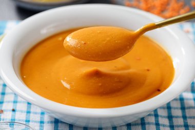 Taze ev yapımı kırmızı mercimek çorbası. 