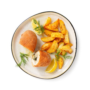 Tereyağı, sarımsak ve dereotuyla doldurulmuş tavuk Kiev göğsü. Fırında patates dilimleri ve taze otlarla servis edilir. Üst Manzara. beyaz arkaplanda izole