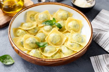Ev yapımı Ravioli makarnası ıspanaklı ve ricotta peynirli zeytinyağlı ve rendelenmiş parmesan peynirli..