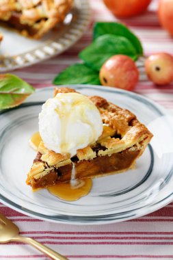 Elmalı turta, içinde dondurma kepçesi ve şeker sosu var.