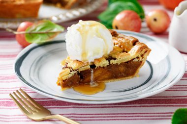 Elmalı turta, içinde dondurma kepçesi ve şeker sosu var.