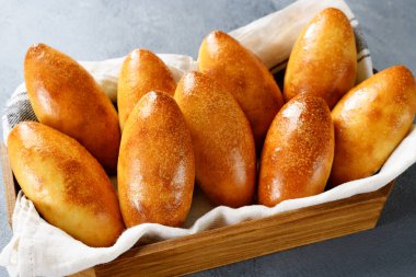 Taze pişmiş köfteler (Rus piroshki) yumurta ve yeşil soğan dolgulu.