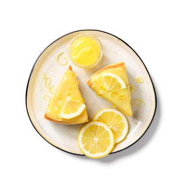 Limonlu ve limonlu taze ev yapımı limonlu cheesecake. Beyaz arka planda izole edilmiş. en üstteki görünüm