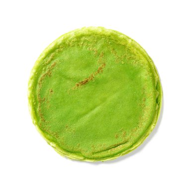 Taze hazırlanmış taze ıspanaklı krepler beyaz arka planda izole edilmiş, üst manzara.