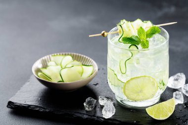 Limonlu salatalıklı margarita ve taze naneli, ferahlatıcı bir kokteyl. siyah arkaplan