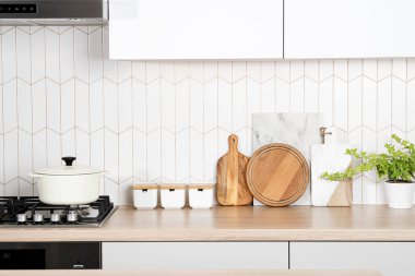 Modern mutfak tezgahında mutfak gereçleri, metin için boş alanı olan ön görüş arka planı