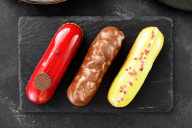 Siyah arka planda farklı renklerde malzemelerle güzel Fransız ekleri-