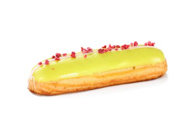 Beyaz arka planda fıstık dolgulu güzel bir Fransız ekini.