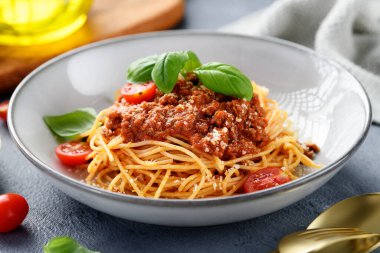 Geleneksel İtalyan yemeği - taze fesleğen yapraklı spagetti bolonez ve parmesan peyniri