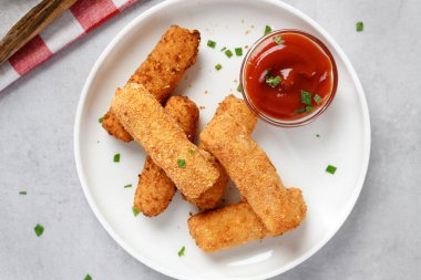 Domates soslu kızarmış mozzarella peyniri çubukları. Üst görünüm