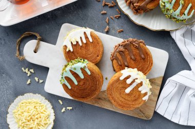 Farklı dolgu ve jöleli yuvarlak kruvasanlar, modaya uygun tatlı. en üstteki görünüm