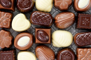 Çeşitli çikolata şekerlerinin arkaplanı. en üstteki görünüm