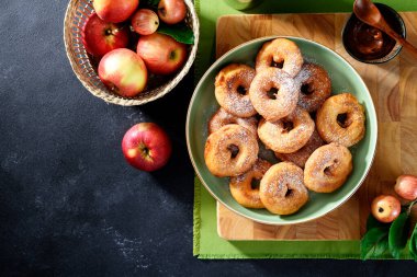 Elma halkaları hamurda kızardı. Elmalı çörek, sonbahar tatlısı. en üstteki görünüm