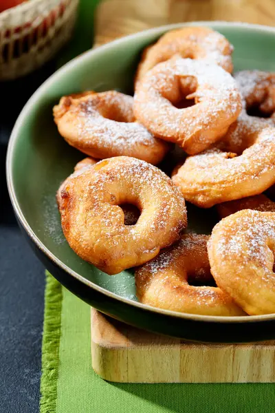 Elma halkaları hamurda kızardı. Elmalı çörek - sonbahar tatlısı.