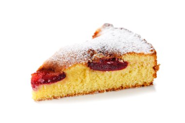 Taze pişmiş erikli turta ya da kek. beyaz arkaplanda izole