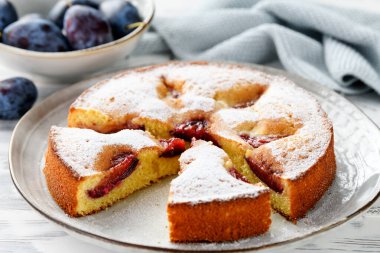 Taze pişmiş erikli turta ya da kek. Beyaz tahta arkaplan