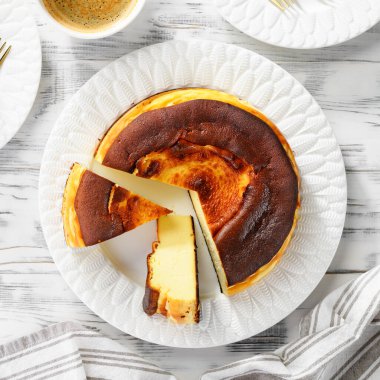 San Sebastian peynirli keki. Geleneksel İspanyol tatlısı. Üst görünüm