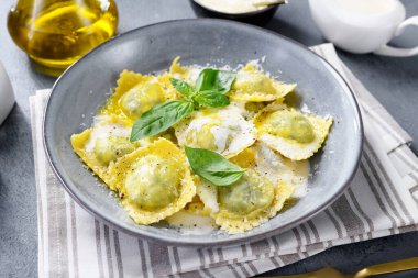 Ispanaklı ve ricotta peynirli ev yapımı Ravioli makarnası kremalı beyaz sos ve rendelenmiş parmesan peyniri.. 