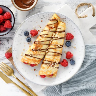 Krep ya da süzme peynirli ince krep, taze böğürtlen ve çikolata sosu, fındık serpiştirilmiş, üst manzara