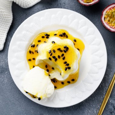 Taze tutku meyvesi soslu panna cotta tatlısı.