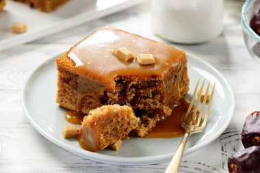 Kolay Yapışkan Şekerleme Pudingi lezzetli yapışkan bir sünger keki. Sıcak çikolata sosuna batırılmış..