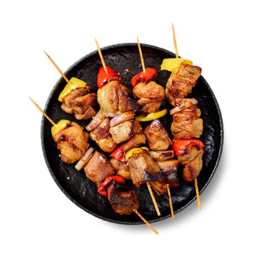Kebap - ızgara et şiş, sebzeli şiş kebap beyaz arka planda izole edilmiş, üst manzara