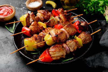 Kebap - ızgara et şişi, sebzeli şiş kebap ve siyah arka plan.