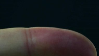 Gerçek zamanlı bir serum damlasının nefes kesici 4K 'lık yakın çekimi zengin dokusunu ve kusursuz detaylarını vurguluyor. Cilt bakımı, güzellik ve kozmetik ürünler için ideal..