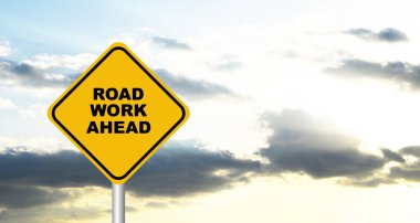 Gökyüzü arkaplanındaki yol çalışması tabelası