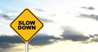 Gökyüzü arkaplanındaki yavaşlatma işareti