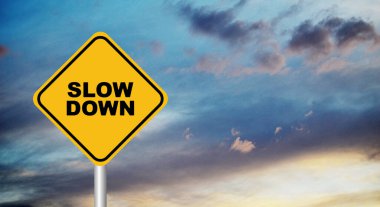 Gökyüzü arkaplanındaki yavaşlatma işareti