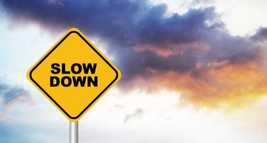 Gökyüzü arkaplanındaki yavaşlatma işareti